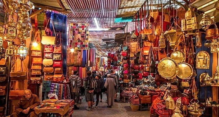 Drukke markt met een verscheidenheid aan traditionele goederen.