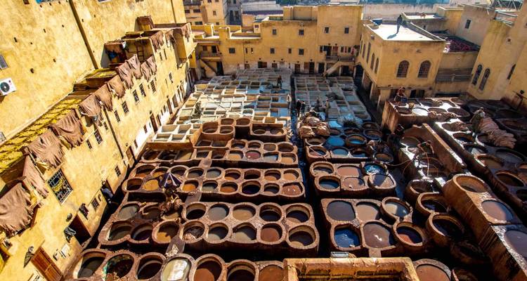 Traditionele leerlooierij in Fes, Marokko.