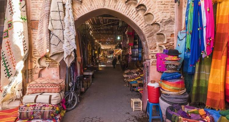 Traditioneller Souk mit bunten Stoffen und ausgestellten Waren.