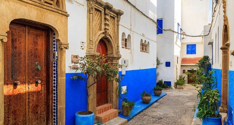 Smalle steeg met traditionele Marokkaanse architectuur.