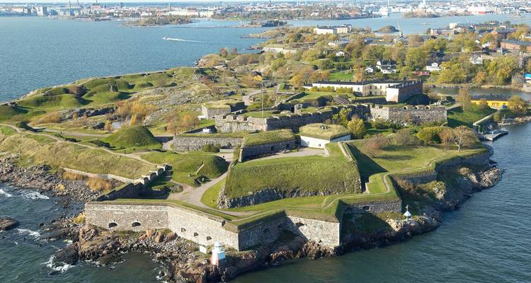 Fortress island with green landscapes and historical buildings.
