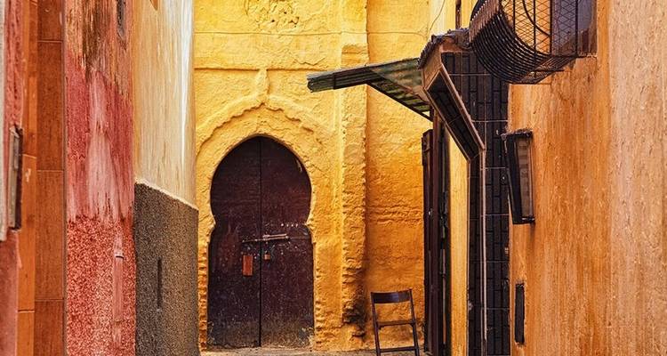 Enge Gasse mit traditioneller marokkanischer Architektur