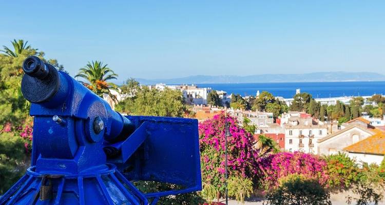 Teleskopische Ansicht einer Stadt mit dem Meer in der Ferne