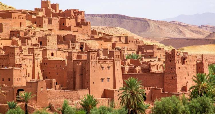 Weids uitzicht op Ait Benhaddou met weelderig groen op de voorgrond.