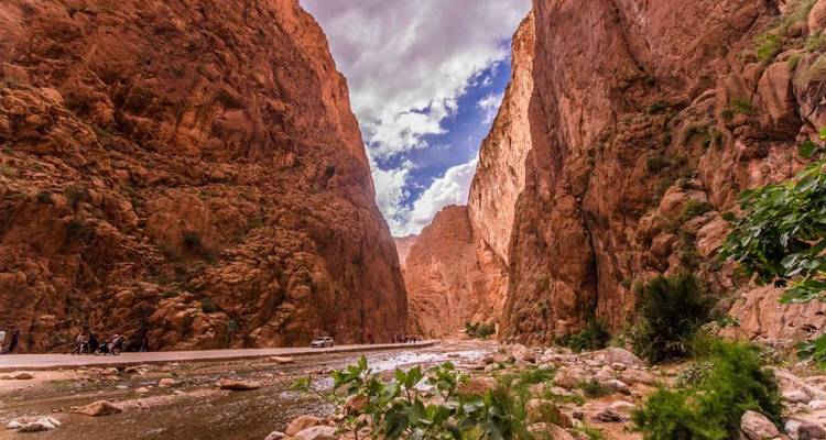 Eine beeindruckende Schlucht mit einem Fluss und felsigen Klippen.