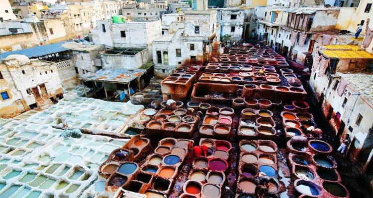 Les tanneries de Fès avec leurs cuves de teinture colorées.