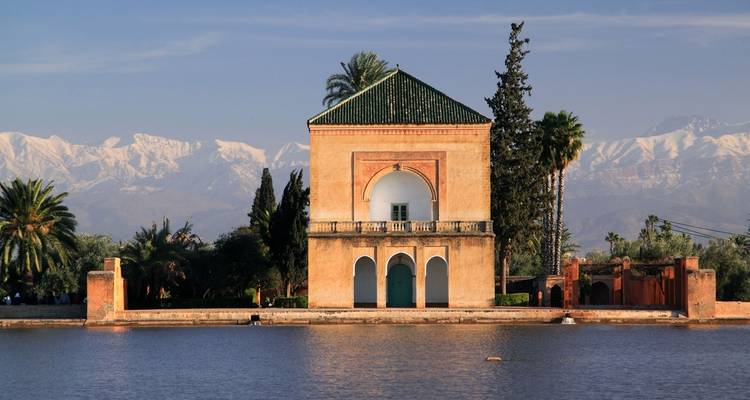 Pavillon des jardins de la Ménara devant les montagnes de l'Atlas.