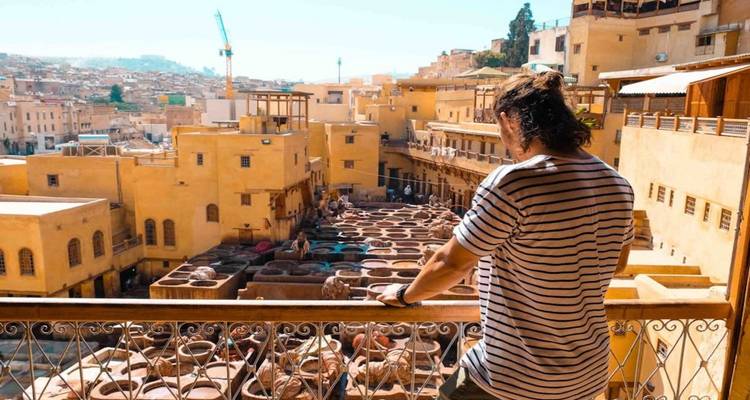 Personne surplombant les tanneries dans une ville.