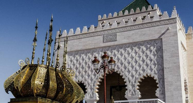 Sierlijk gebouw met decoratieve toren en gedetailleerd metaalwerk.