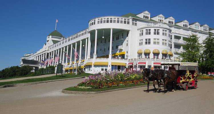 Grand Hôtel sur l'Île Mackinac avec calèche et parterres de fleurs colorés
