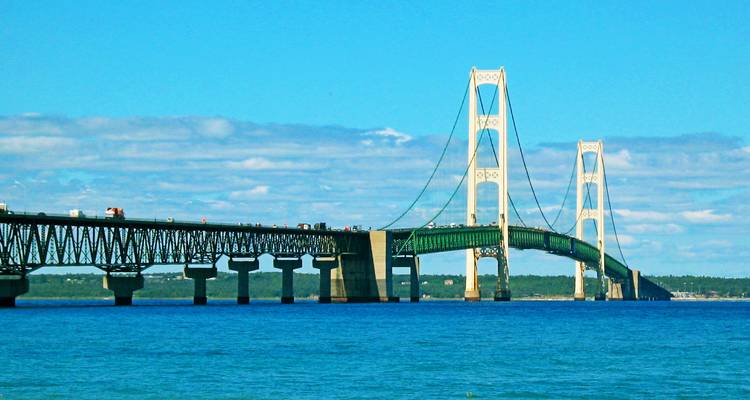 Vue panoramique du pont suspendu Mackinac s'étendant sur les eaux bleu vif des Grands Lacs