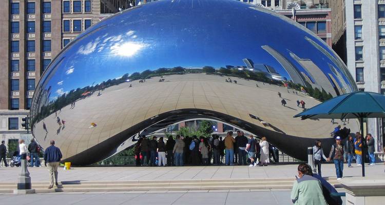 La sculpture réfléchissante Cloud Gate (The Bean) qui attire les foules au Millennium Park de Chicago