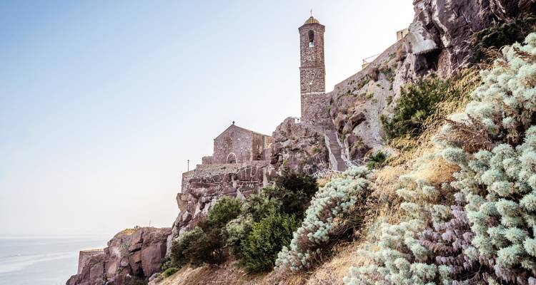 Historische Kirche auf einer Klippe.