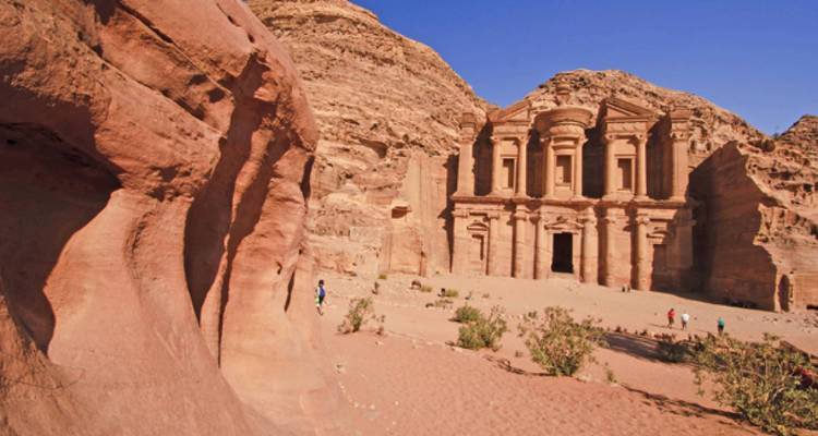 De kloostergevel in Petra met rotsachtige omgeving.