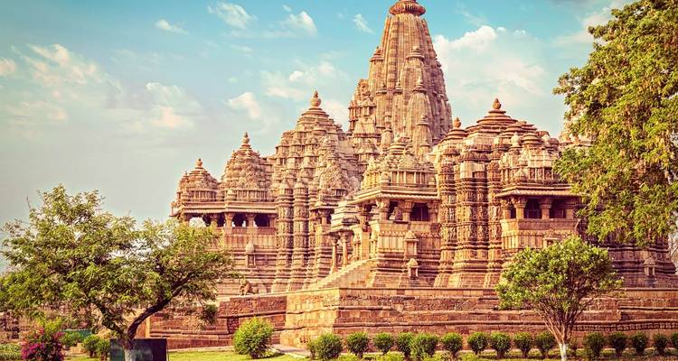 Un templo antiguo con tallas detalladas y un cielo despejado arriba.