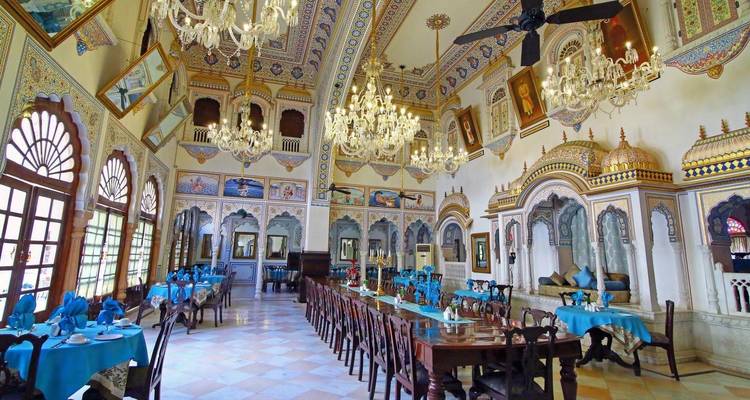 Elegante comedor con candelabros y decoración intrincada.