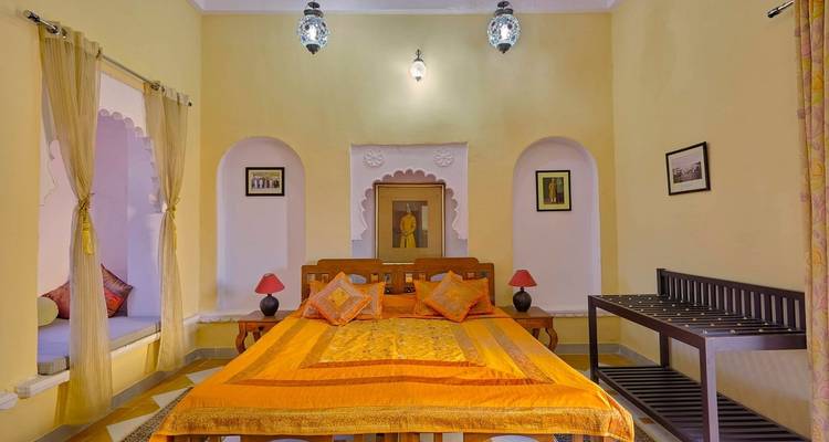 Habitación colorida con decoración y mobiliario tradicional indio.