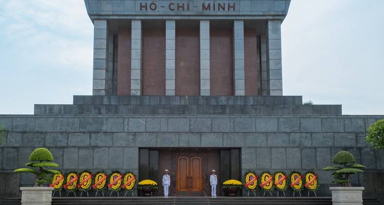 Das Ho-Chi-Minh-Mausoleum mit Wachen, die davor stehen.