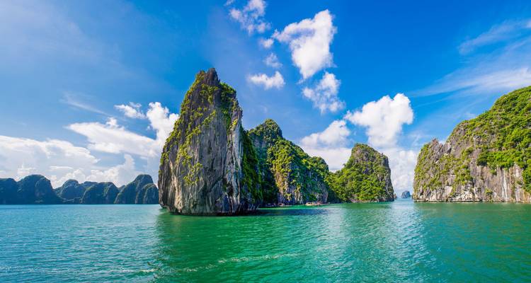 Aufragende Kalkstein-Karste in der Halong-Bucht unter blauem Himmel.