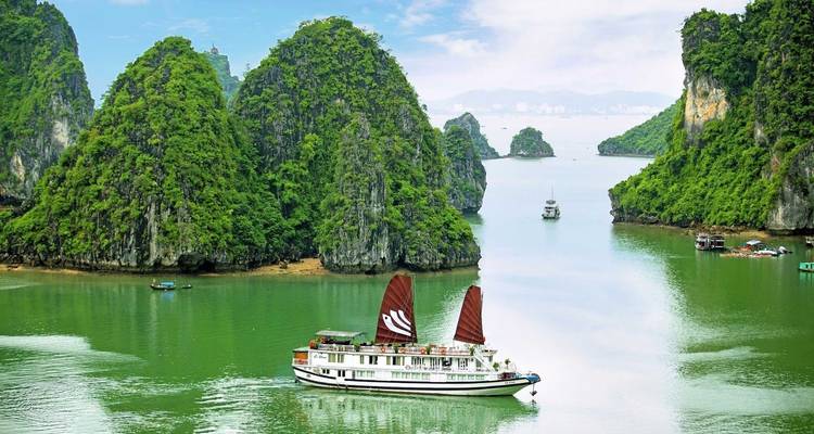 Discover Vietnam - Top Highlight must -see destinations / Hanoi - Halong Bay -Hoa Lu-Tam Coc - Ho Chi Minh - Mekong Delta - Cu Chi tunnels - LVP Travel 10