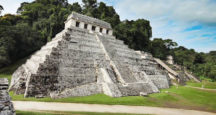 Die beeindruckende Stufenpyramide von Palenque erhebt sich über eine üppige Waldlichtung.