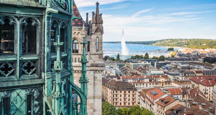 Blick von der Kathedrale St. Pierre mit Jet d'Eau in Genf.
