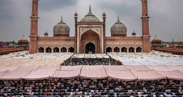 Jama Masjid filled with worshippers during a prayer.