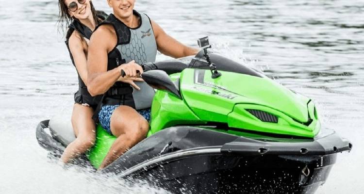 Stel dat een groene jetski op het water berijdt.