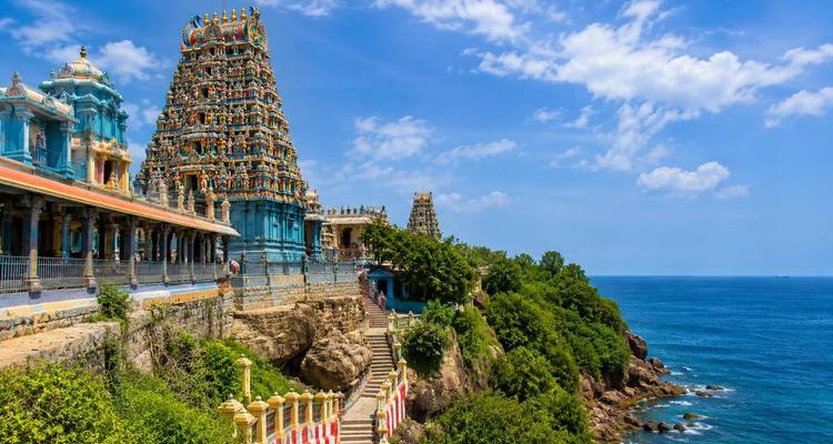 Les tours de temples au style draviden coloré s'élèvent dramatiquement au-dessus des falaises dominant la mer bleu profond.