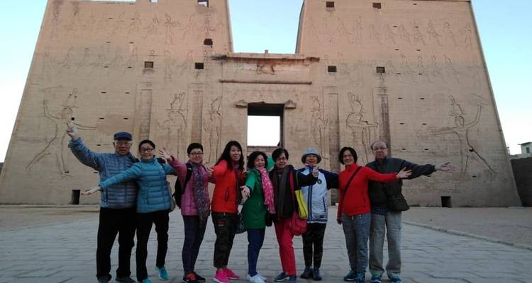 Grupo posando frente a un templo del antiguo Egipto.