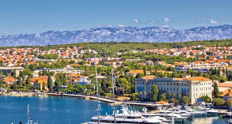 Küstenstadt mit Booten, die im Yachthafen angelegt haben