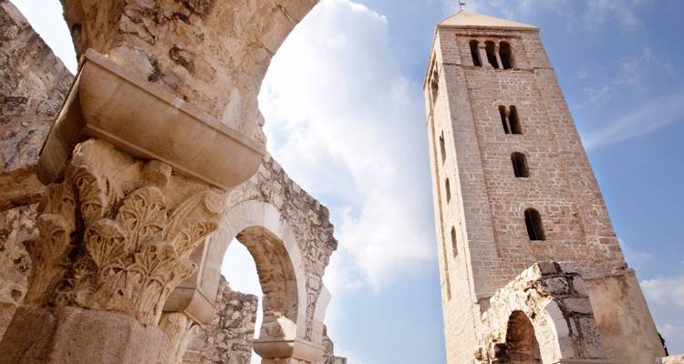 Alter Steinturm und Bögen vor dem Himmel