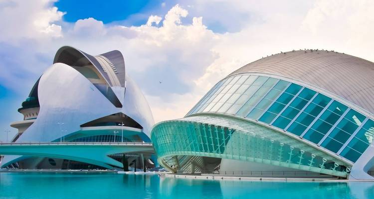 Structures architecturales modernes près de l'eau.