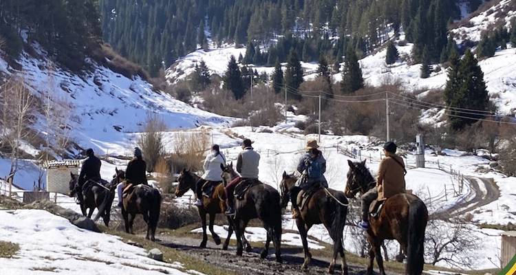 Circuit des sources d'eau chaude et du traîneau à cheval au départ de Bichkek, Kirghizstan, 2 jours - Nomads Yurt 3
