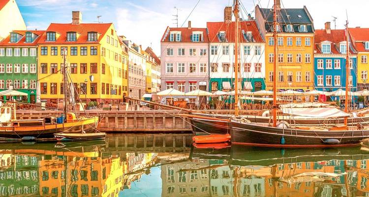 Las coloridas casas con tejados a dos aguas y los barcos amarrados se reflejan vívidamente en el canal de Nyhavn en Copenhague.