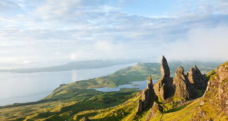 Une vue d'un paysage accidenté avec des formations rocheuses pointues et une baie au loin.