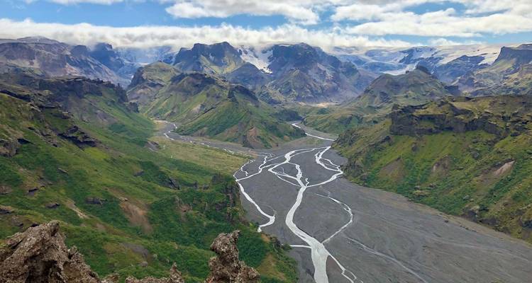 Vista aérea del paisaje de la Reserva Natural de Thorsmork con ríos y montañas.