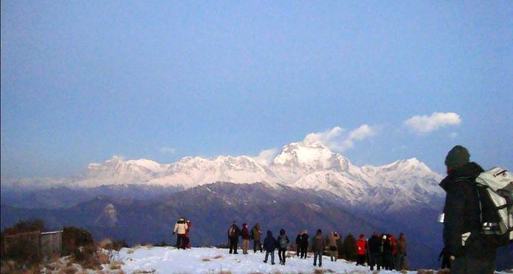 Wanderer versammelten sich in der Morgenröte auf dem schneebedeckten Poon Hill und bewunderten die Annapurna-Kette unter einem blassen blauen Himmel.