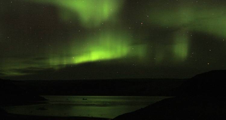 Noorderlicht boven een merenlandschap.