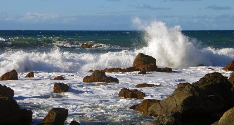 Olas chocando contra las rocas en el océano.