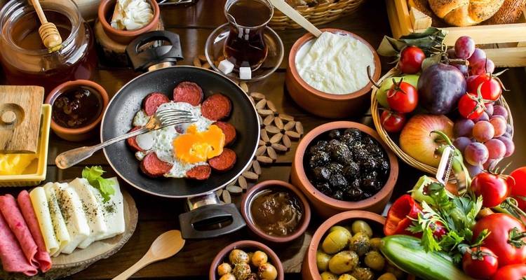 Traditionele Turkse ontbijtschotel met verschillende gerechten.