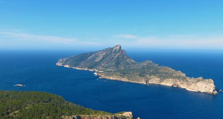 Vue aérienne d'une île pittoresque entourée d'une mer bleu profond.