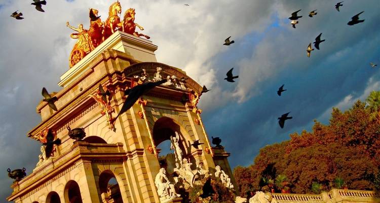 Dramatisch monumentaal standbeeld met vogels in vlucht.