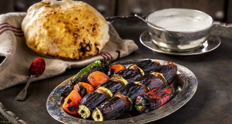 Traditionelles türkisches Gericht auf einer silbernen Platte.