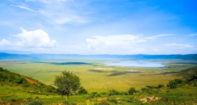 Eine Landschaftsansicht des Ngorongoro-Kraters mit einem See.