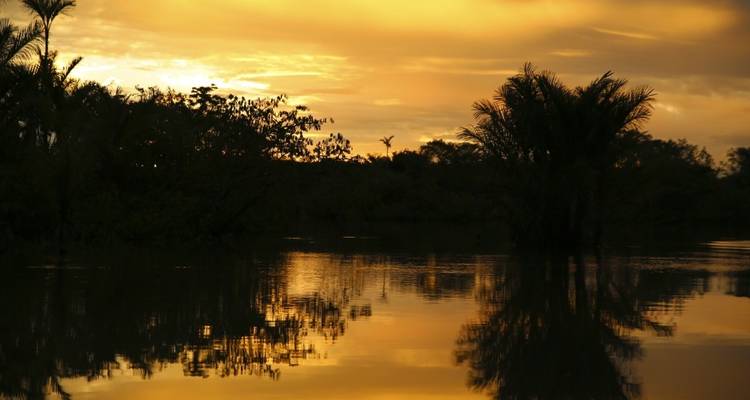 Atardecer sobre un paisaje acuático.