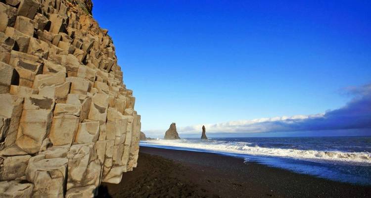 Rotsachtig oceanisch landschap met verre stapels en kusterosieformaties.