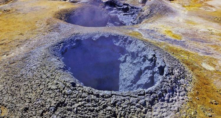 Hete bron of geothermisch gebied met stomende kraters.