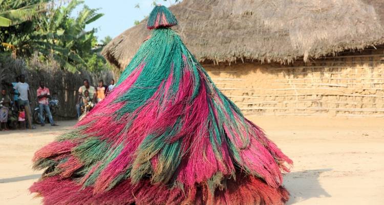Danseur traditionnel en costume coloré.
