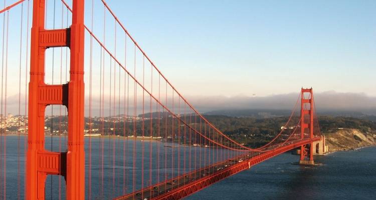 Golden Gate Bridge mit Blick auf die Bucht unter klarem Himmel.